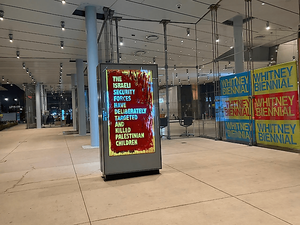 Несанкционированные наклейки в Whitney Museum: провокация или протест?