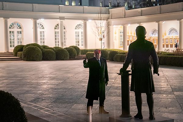 President Trump установил бронзовую скульптуру Thomas Jefferson в Rose Garden