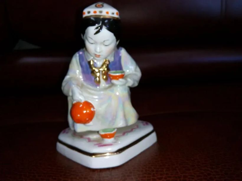 Uzbek woman with a teapot