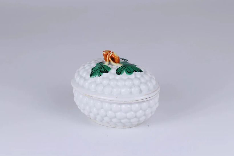 Фарфоровая сливочница с крышкой