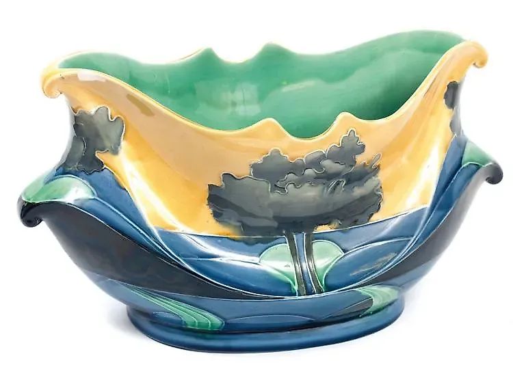 Faience vase from the Kuznetsov Porcelain Factory in the 19th/20th century. Dimensions: 16x30x17 cm.