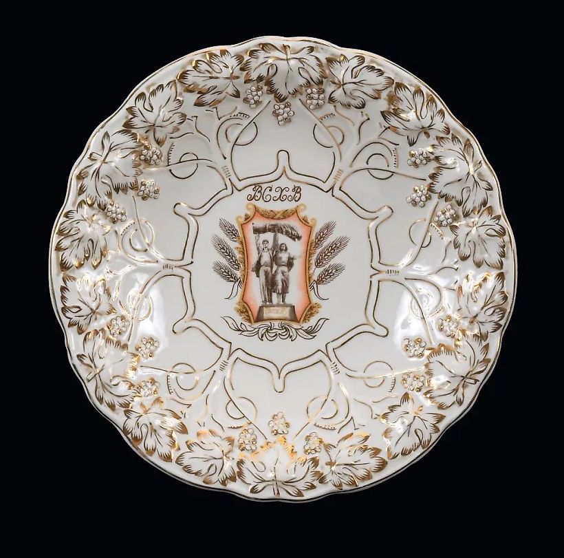 СОВЕТСКАЯ ФАРФОРОВАЯ ПАМЯТНАЯ ТАРЕЛКА С ВСЕСОЮЗНОЙ СЕЛЬСКОХОЗЯЙСТВЕННОЙ ВЫСТАВКИ, ДУЛЕВСКАЯ ФАРФОРОВАЯ ФАБРИКА, 1954 год.