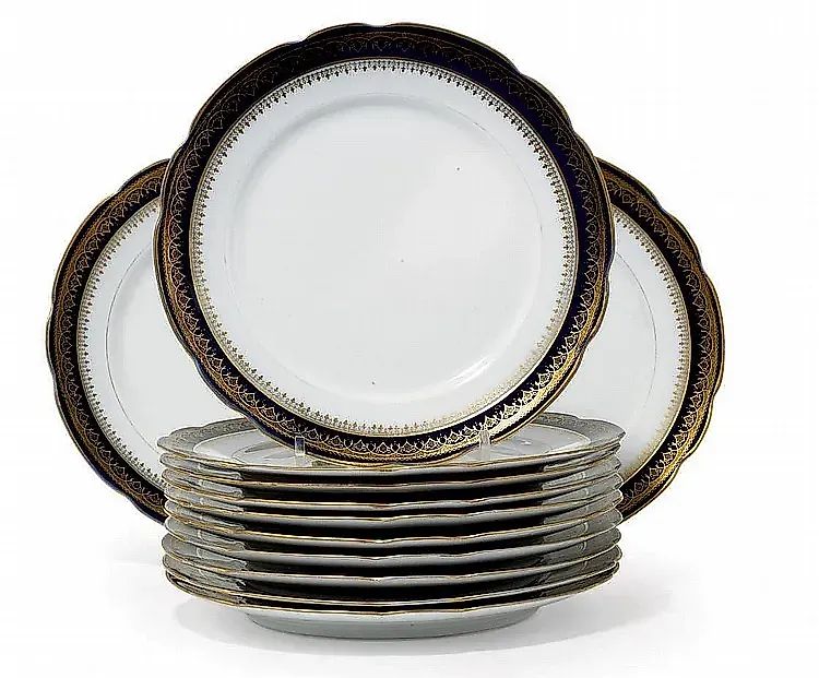 Набор из двенадцати синих и позолоченных фарфоровых ужинных тарелок, около 1900 года, фабрика Кузнецов, печатные синие пометки, позолоченные цифры.