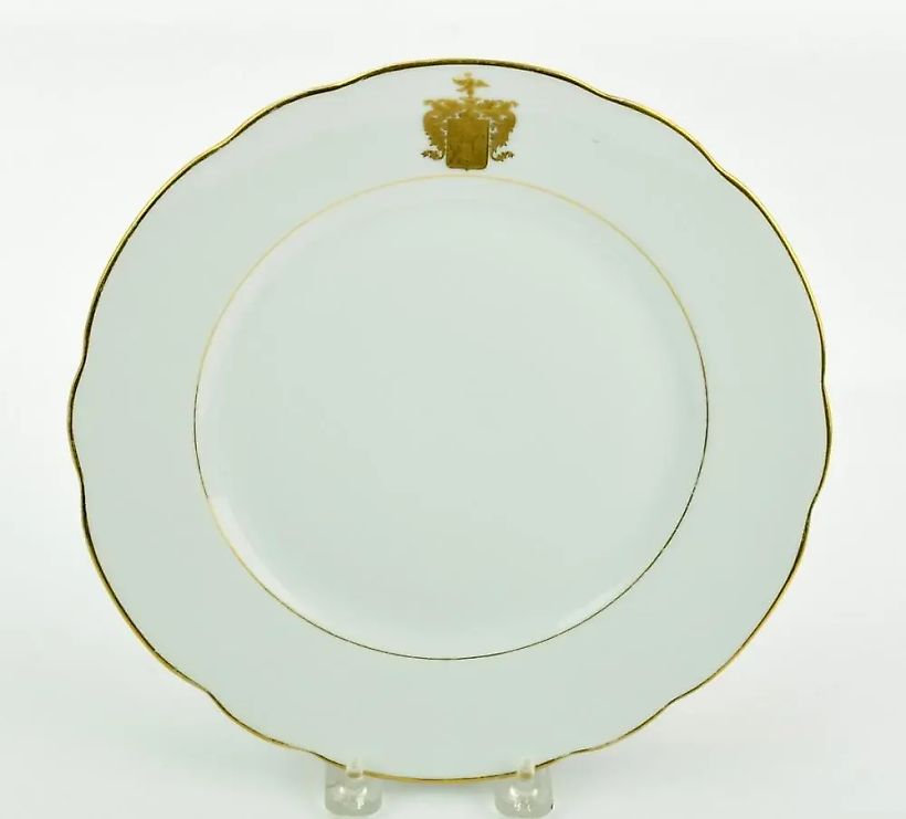 Русская геральдическая фарфоровая тарелка Кузнецова