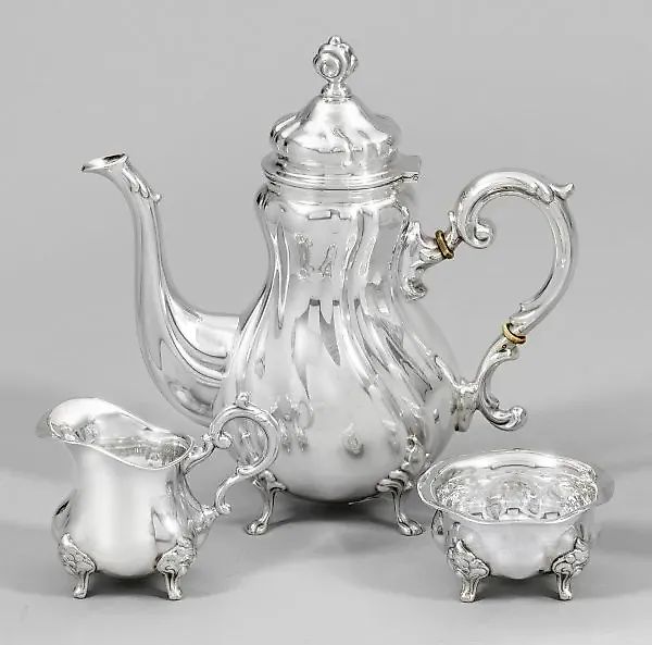 Немецкий серебряный кофейник в стиле барокко с серебряными сливочником и сахарницей