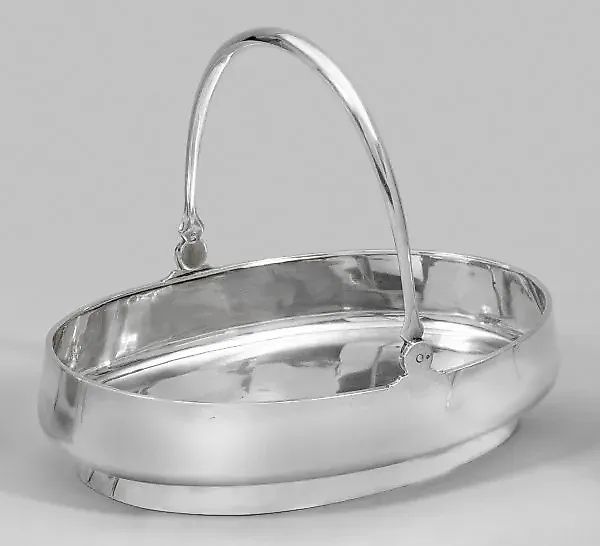 A stryichnaya bowl with an elegant handle.