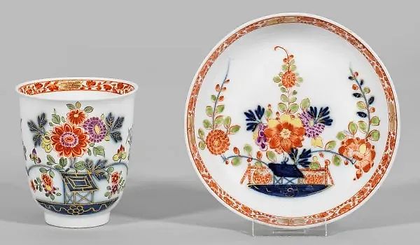 Фарфоровая чашка и блюдце с узором 