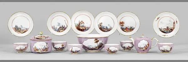 Сервиз из фарфора Мейссена с лавандовым цветом и декором, изображающим торговлю и пейзаж.