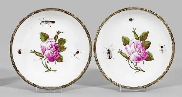 Пара небольших фарфоровых чашек