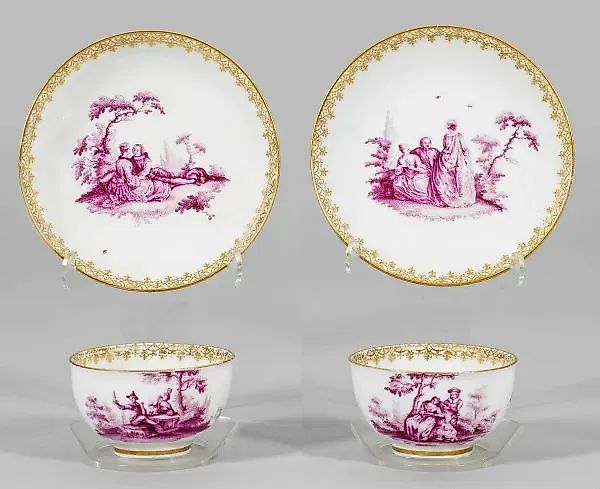 Пара кружек с хлопковым декором в пурпурно-камеевых тонах.