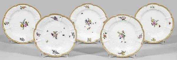 Коллекция из пяти фарфоровых тарелок с фруктовым и цветочным декором