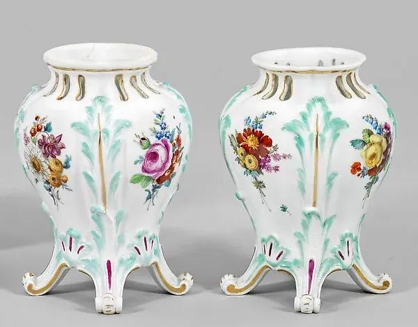 Пара ваз с ароматическими мешочками и цветочным оформлением.