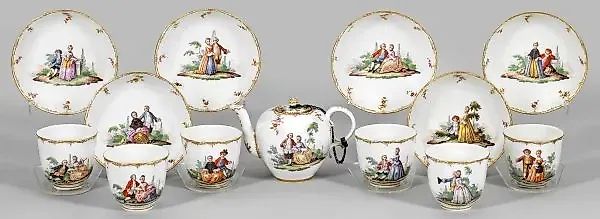 Чайники и декоративные чашки с хлопковым декором.