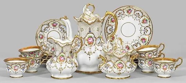 Исторический кофейный сервис с цветочным декором