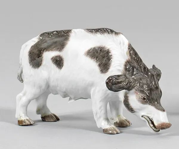 Фарфоровая фигурка вепря, обнюхивающего землю