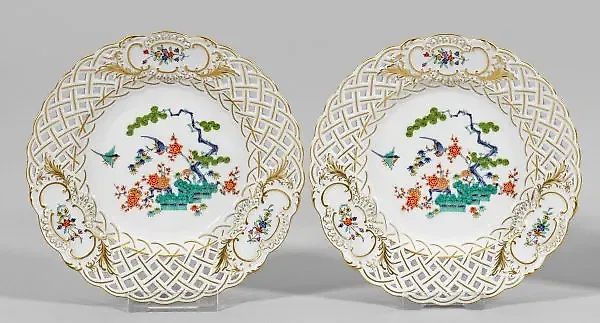 Два декоративных круглых блюда с украшением в стиле Какиэмон 