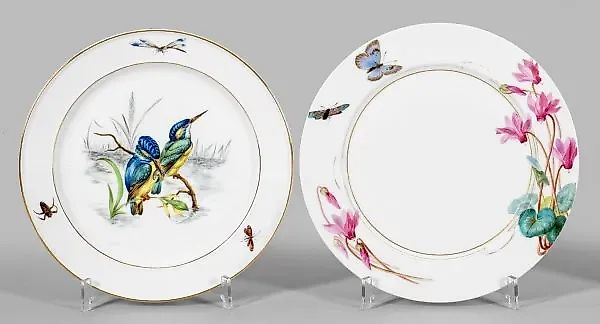 Два фарфоровых блюда, украшенные рисунком цикламена и зимородков