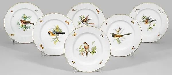 Шесть тарелок для ужина с птичьим украшением.