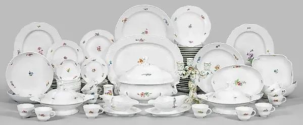 91-предметный фарфоровый обеденный сервиз с цветочным декором 