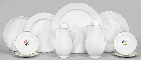 Коллекция белоснежной фарфоровой посуды