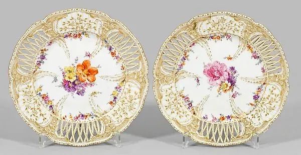 Пара обеденных тарелок с декорацией 