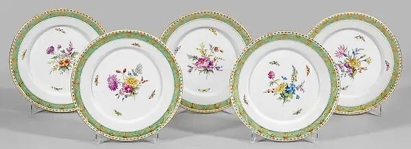 Пять тарелок для ужина 