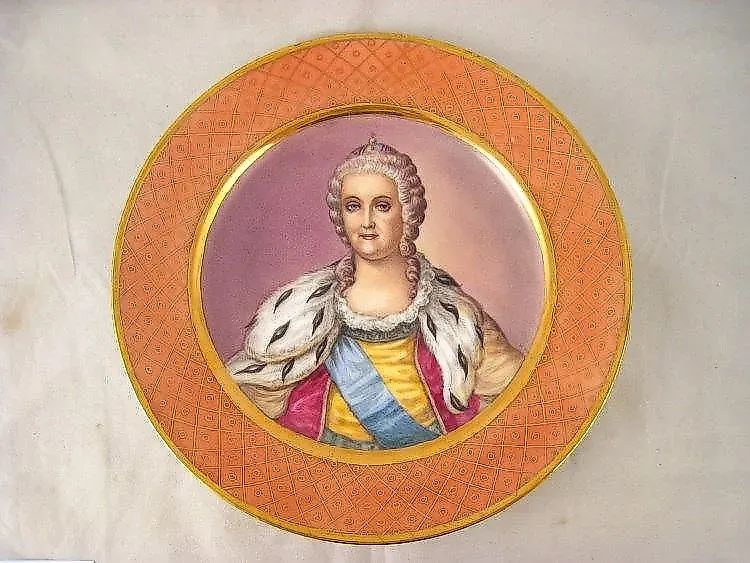 Фарфоровая тарелка Кузнецова с портретом Екатерины Великой