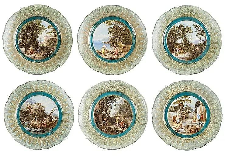 Фарфоровые десертные тарелки со сценами из 