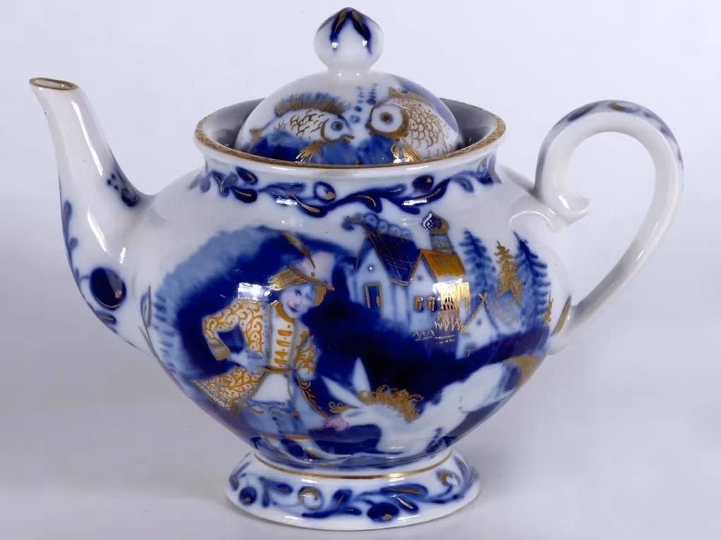 Анна Лепорская (форма), Тамара Безпалова-Михалева (роспись). Чайник с крышкой малый. Сервиз «Конек-Горбунок». Надглазурная полихромная роспись, подглазурная монохромная роспись, позолота, цировка. 1951. Государственный Эрмитаж, Санкт-Петербург