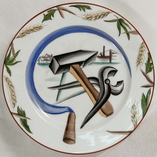 Тарелка с серпом, молотом и клещами. Петроградский фарфоровый завод, 1920. Автор Елизавета Розендорф
