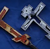Старинный выносной крест в серебряной ризе.