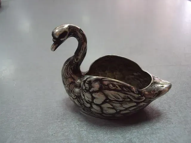 Swan figurine saltshaker