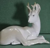 Олень, олененок лежащий, лань
