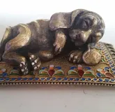 Собака на коврике