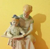 МАМА С ДЕВОЧКОЙ ЧИТАЮТ КНИГУ