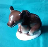 Медвежонок присевший