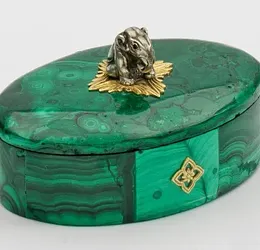 Шкатулка из русского малахита и украшено серебряной скульптурой слона