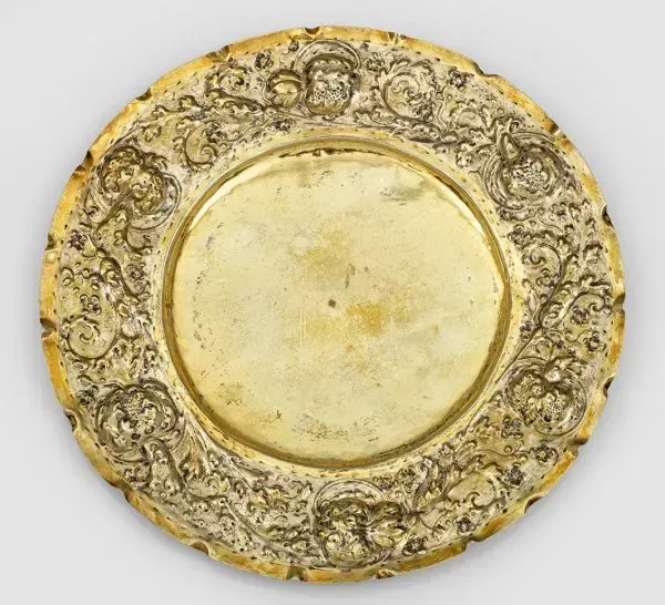 Barocker Kredenzteller translates to "Baroque serving plate" in English.