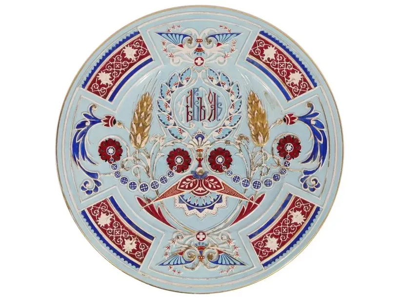 AN ANTIQUE RUSSIAN FAIENCE CHARGER BY KUZNETSOV