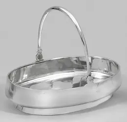 Стрыйчная чаша с элегантной ручкой.