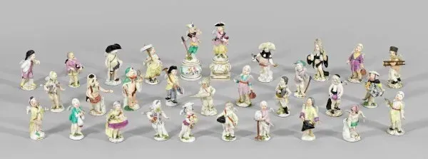 The collection consists of 30 Meissen figures from the series "Dressed-up".