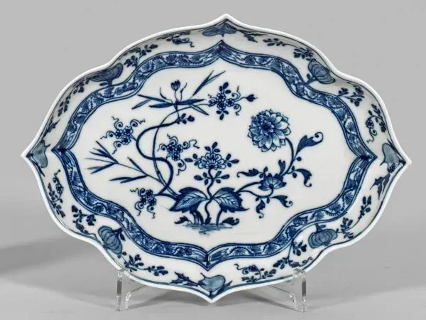 Offer plate with onion pattern decoration