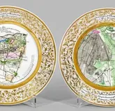 Несколько сувенирных тарелок с картографией.