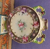 РУССКАЯ ФАРФОРОВАЯ ВАЗА-КОЛБА С ЛУНОЙ РАБОТЫ КУЗНЕЦОВА ОКОЛО 1890 ГОДА