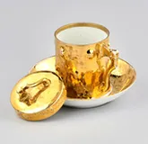 Оригинальная чайная пара с крышкой в виде пенька с рукоятью топора.