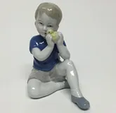 Мальчик с цыпленком
