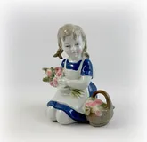 Девочка с корзинкой и с букетом