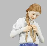 Фарфоровая фигурка девушки, заплетающей косу