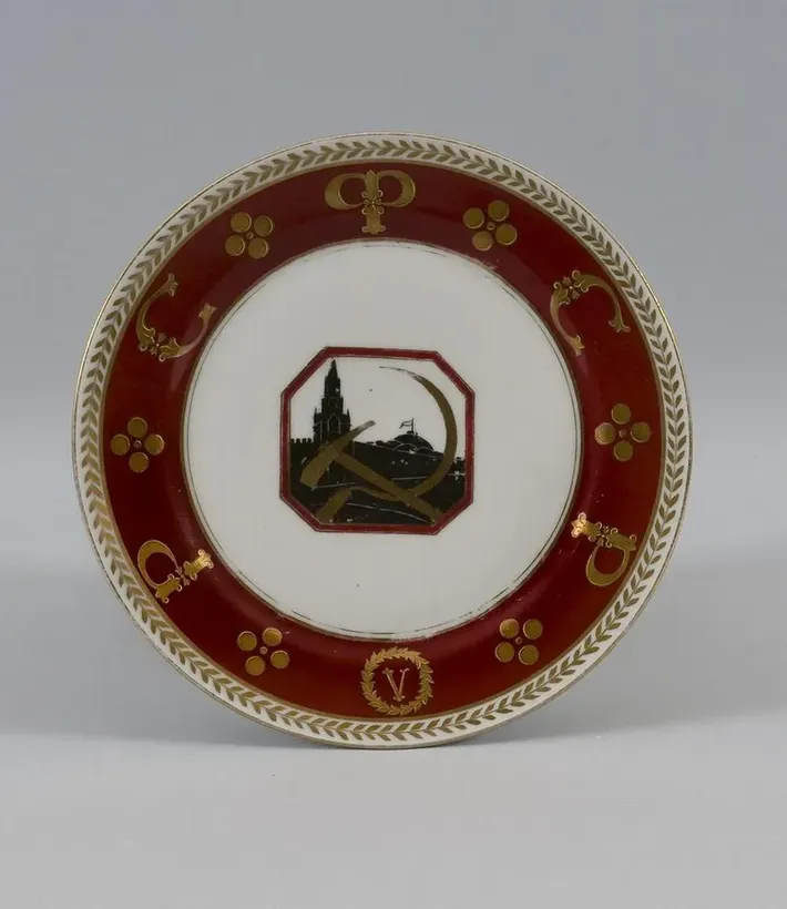 SOVIET PLATE "In the RSFSR" presented by employees of the Dulevo porcelain factory to V. I. Lenin