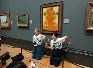 Климатические активисты, которые забросали …